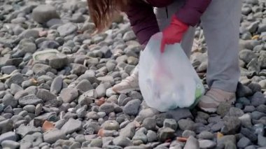 Dünya Çevre Günü 'nde, gönüllü çalışanlar çevreyi koruma ve sürdürülebilirliği destekleme vaatleri kapsamında kamu alanlarındaki çöpleri temizliyorlar..