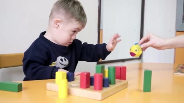 Glad Pojke Lever Med Ner Syndrom Paly Spel Sjukgymnastik Rehabiliteringsrum — Stockvideo