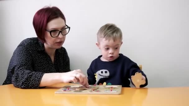 Familie Verbringt Wertvolle Zeit Mit Pädagogischem Spielzeug Fördert Kognitive Entwicklung — Stockvideo