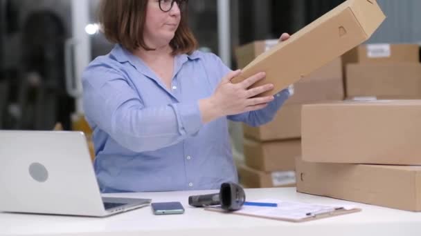Pesanan Pengiriman Online Logistik Pemilik Usaha Kecil Kemasan Item Untuk — Stok Video