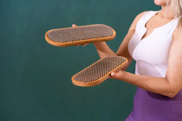 Vrouw Sportkleding Handen Sadhu Planken Met Nagels Staande Tegen Een — Stockfoto