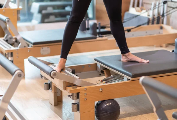 Stüdyoda esnek vücutlu kadınlar için profesyonel pilates egzersizi. Sportif bayan, hafta sonu etkin antrenmanların keyfini çıkarıyor.