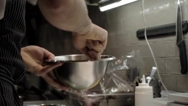 Hände Des Küchenchefs Rühren Frische Soße Für Pizza Glänzender Metallschüssel — Stockvideo