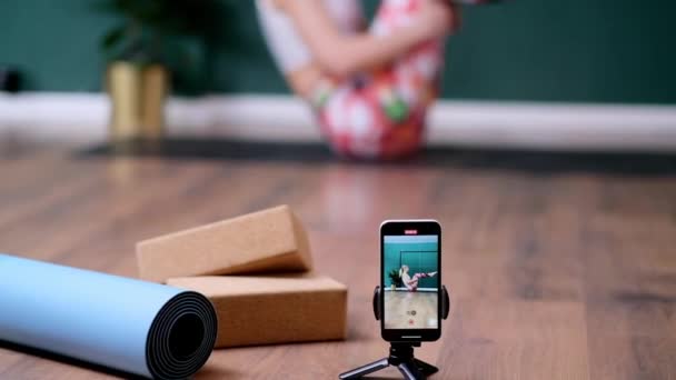 Modern Stüdyo Kadınlarında Çevrimiçi Yoga Uygulaması Akıllı Telefon Kamerasıyla Ahşap — Stok video