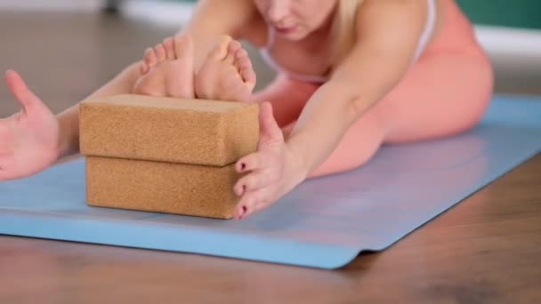 Yoga Klas Studio Flexibele Vrouw Sportkleding Liggend Mat Stretching Met — Stockvideo