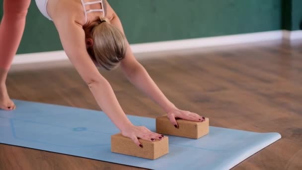 Intensieve Yoga Training Studio Flexibele Vrouw Sportkleding Strekt Lichaam Met — Stockvideo