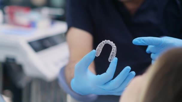 Dentista Con Guantes Goma Que Sostienen Alineadores Transparentes Para Corrección — Vídeo de stock