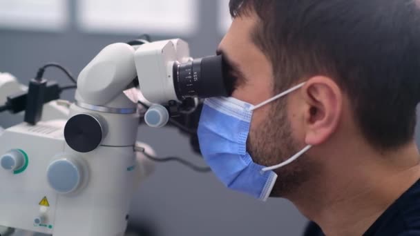 Yenilikçi Diş Mikroskobuna Odaklanmış Bir Doktor Modern Klinikte Diş Hekimliği — Stok video