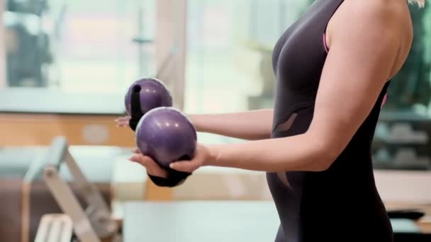 Ενεργή Γυναίκα Στα Αθλητικά Κάνοντας Pilates Άσκηση Αλτήρες Στα Χέρια — Αρχείο Βίντεο