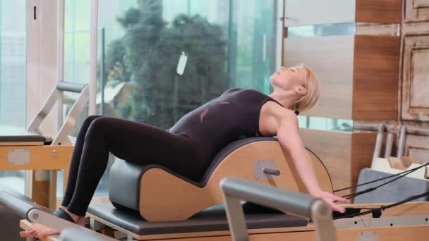 Profesjonalne Pilates Ćwiczenia Dla Relaksu Blondynka Leżąca Reformator Wzmocnienie Relaksujące — Wideo stockowe
