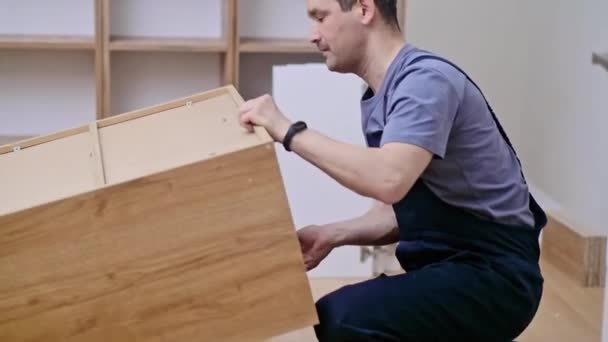 Nábytek Lodní Montážní Muž Zvedání Hotové Skříně Tvrdého Dřeva Specialista — Stock video
