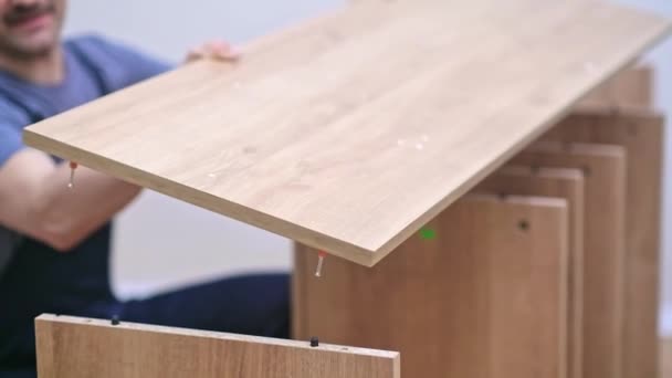 Möbelmontage Für Kundenschreiner Die Glatte Polierte Holzplanke Auf Einem Regal — Stockvideo