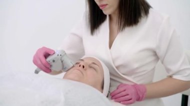Güzellik estetik kliniğindeki sakin bir bayan hastaya profesyonel yüz gerdirme operasyonu SMAS ultrason tedavisi. 