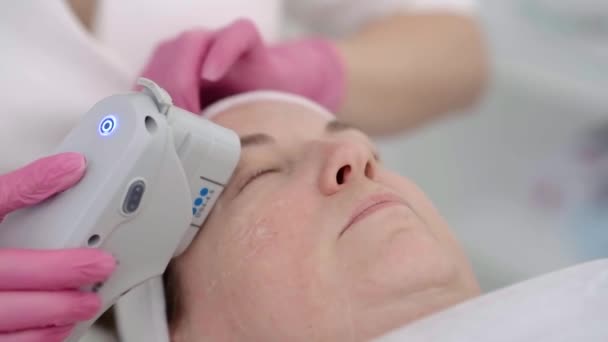 Mujer Cosmetóloga Realizar Ultrasonido Lifting Facial Tratamiento Belleza Cliente Acostado — Vídeos de Stock
