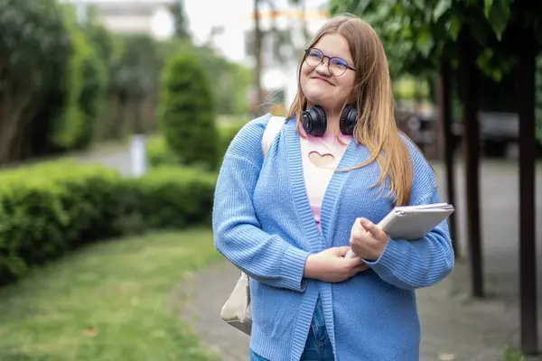 Nadwaga Blondynka Nastolatka Okularach Patrząc Aparacie Uśmiechem Twarzy Uczennica Słuchawkami — Zdjęcie stockowe