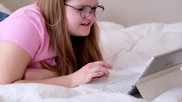 Сосредоточенный Толстый Подросток Смотрит Экран Планшета Помощью Тачпада Клавиатуре Девушки — стоковое видео
