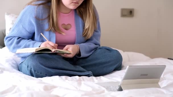Συγκεντρωμένη Έφηβη Κοπέλα Στα Ακουστικά Βλέποντας Online Μαθήματα Στο Tablet — Αρχείο Βίντεο