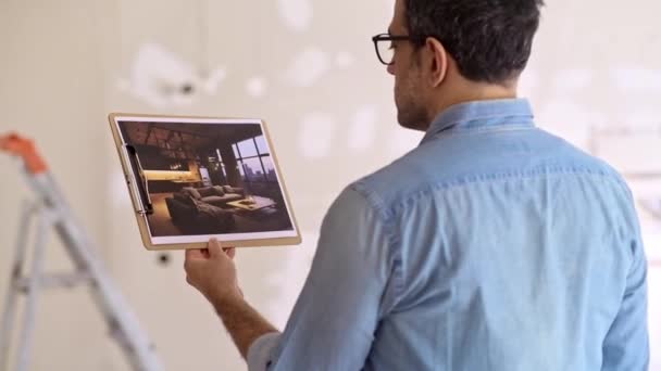 Gözlüklü Bir Adam Çatı Katı Tarzı Tasarımı Olan Bir Resme — Stok video