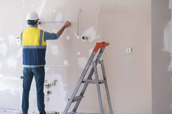 钢丝绳防护硬帽测量墙专业建筑师在翻新过程中的施工安全与设备 — 图库照片