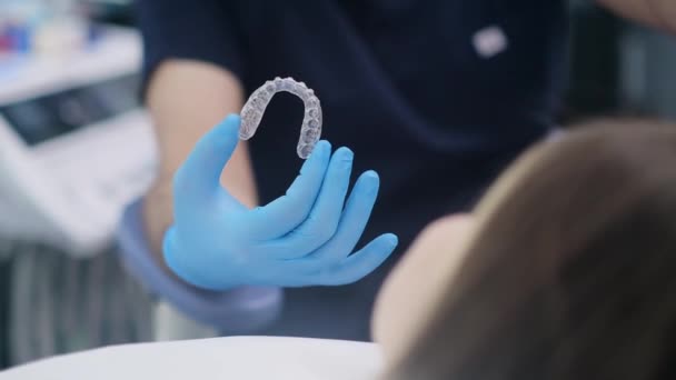 Diş Hizalaması Için Yenilikçi Hizalayıcılara Yakın Çekim Dişlerini Düzeltmek Için — Stok video