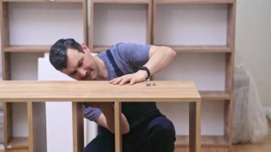 Mobilya montajı ve tesis ustası ev işleri için ahşap askı yapıyor üniforma konusunda uzman ahşap marangozluk işinde başarılı.