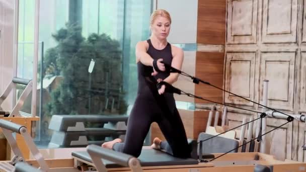 Effective Pilates Exercise Blonde Coach Strengthening Muscles Stretching Body Reformer — Stock Video