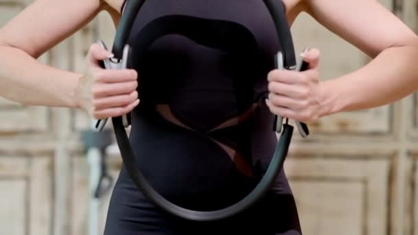 Mulher Forte Fortalecendo Músculos Braço Espremendo Círculo Exercício Pilates Profissionais — Vídeo de Stock