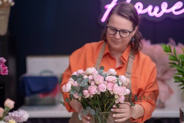  Çiçekçiden yeni seçilmiş ve güzel düzenlenmiş bir buket çiçek..