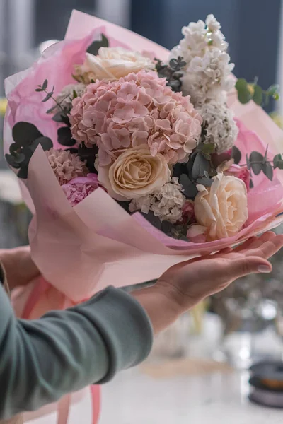 Fleißige Und Talentierte Blumenverkäuferin Kreiert Einen Wunderschönen Und Einzigartigen Strauß — Stockfoto