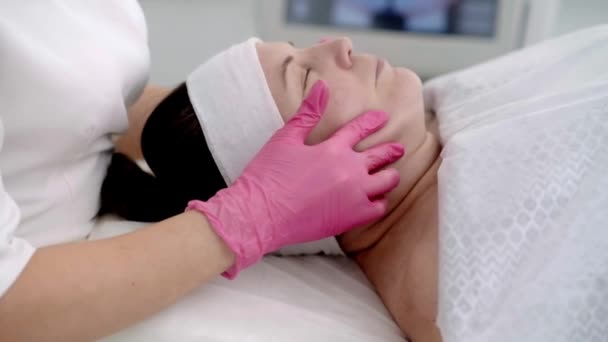Profesional Del Cuidado Piel Dando Masaje Facial Una Mujer Con — Vídeo de stock