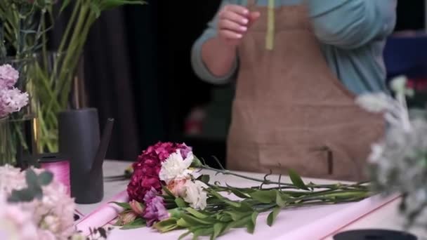 Kobieta Kwiaciarnia Sprawia Kwiatowy Design Wesele Dekorator Przygotowuje Kwiaty Prezenty — Wideo stockowe