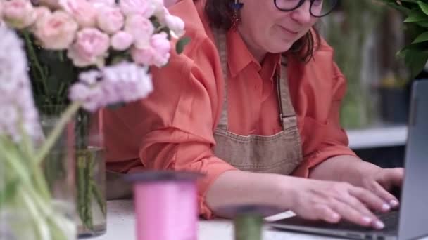 Цветочница Печатает Ноутбуке Прилавке Цветочного Магазина Проверяет Заказы Цветы Малый — стоковое видео