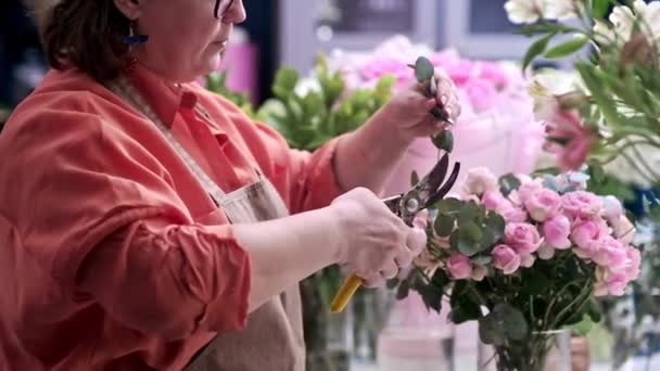 Kobieta Przedsiębiorca Właściciel Kwitnącej Kwiaciarni Stoi Pewnie Bukietem Kwiatów Odzwierciedleniem — Wideo stockowe