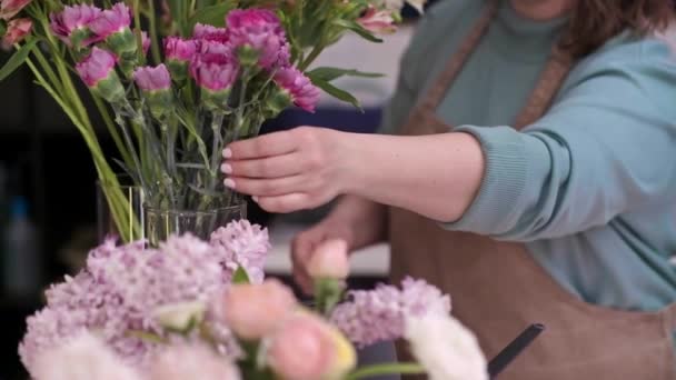 Zamawianie Kwiatów Online Doświadczony Kwiaciarnia Kwiaciarni Działa Aby Kolorowy Bukiet — Wideo stockowe