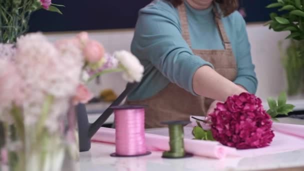 Celebrar Dia Internacional Das Mulheres Com Deslumbrante Buquê Flores Cuidadosamente — Vídeo de Stock