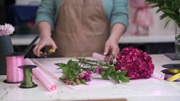花店熟练的花商 一位年轻女子 精雕细琢地制作了令人叹为观止的花束 然后熟练地准备用剪刀剪花 — 图库视频影像