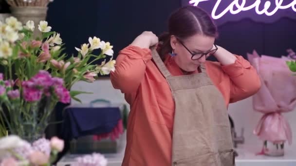 Skilled Female Florist Wearing Apron Her Flower Shop Preparing Create — Stock Video