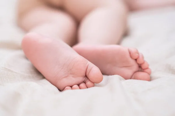 Schattige Gerimpelde Voeten Van Baby Baby Met Kleine Tenen Liggend — Stockfoto