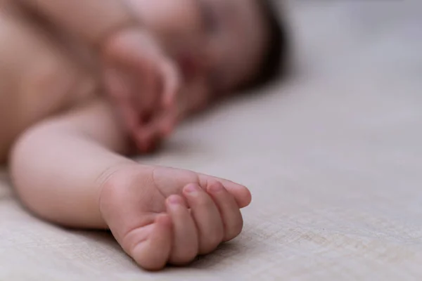 Kleine Hand Vingers Van Kleine Jongen Slapen Zacht Bed Met — Stockfoto