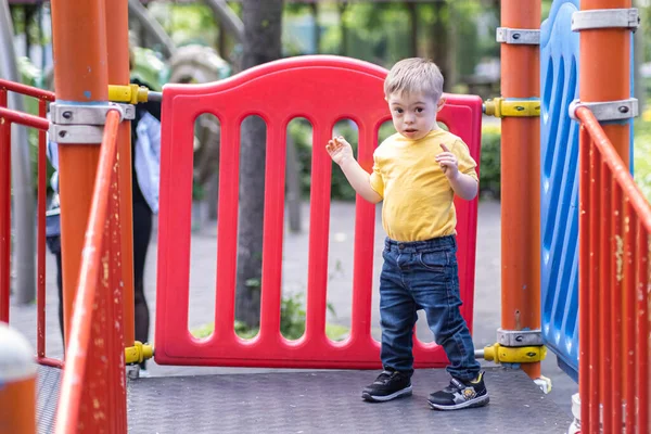 Niño Curioso Con Síndrome Pie Escalador Colorido Examinando Construcción Preescolar —  Fotos de Stock