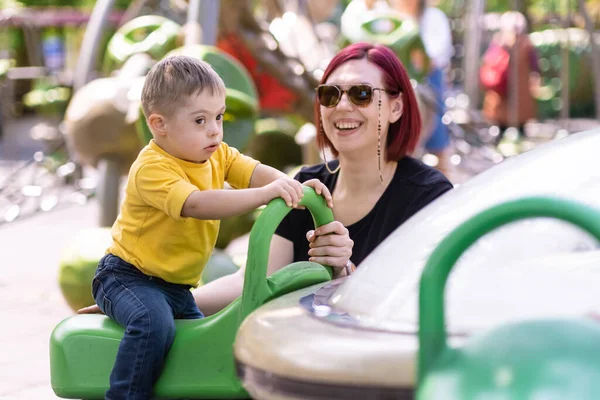 Madre Positiva Gafas Sol Disfrutando Pasar Tiempo Con Hijo Pequeño —  Fotos de Stock