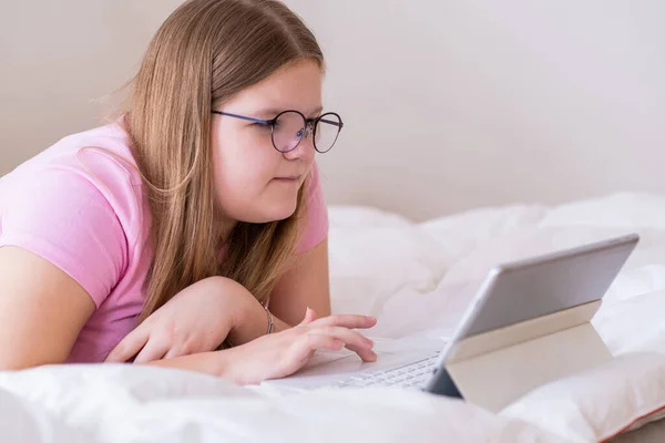 Positiv Übergewichtige Teenager Suchen Tablet Mit Touchpad Auf Drahtloser Tastatur — Stockfoto