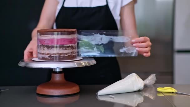 Konzentrierte Food Bloggerin Zeigt Prozess Der Herstellung Cremiger Hausgemachter Stretch — Stockvideo