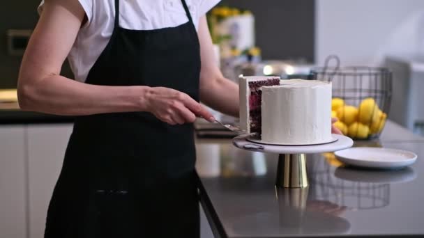自制糕点师拿着一块自制的饼干 白色乳酪薄饼站在厨房餐桌旁 展示为婚礼特写准备的定制糕点 — 图库视频影像