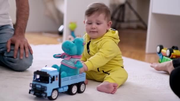 Netter Pummeliger Junge Gelben Overall Der Mit Blauem Lkw Spielzeug — Stockvideo