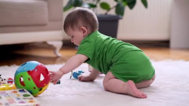 Neugierige Baby Junge Kriechen Auf Weißen Flauschigen Teppich Der Nähe — Stockvideo