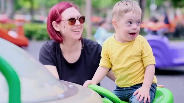 Felice Madre Occhiali Sole Divertente Bambino Soleggiato Parco Giochi Pubblico — Video Stock