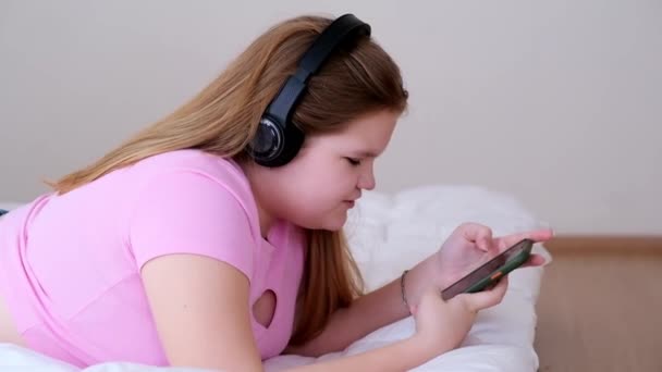 Uvolněné Dospívající Dívka Kontrolu Zpráv Smartphone Poslouchá Hudbu Sluchátkách Nadváha — Stock video