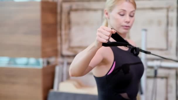 Cursuri Pilates Studioul Modern Antrenor Profesionist Blondă Întărirea Mușchilor Brațului — Videoclip de stoc