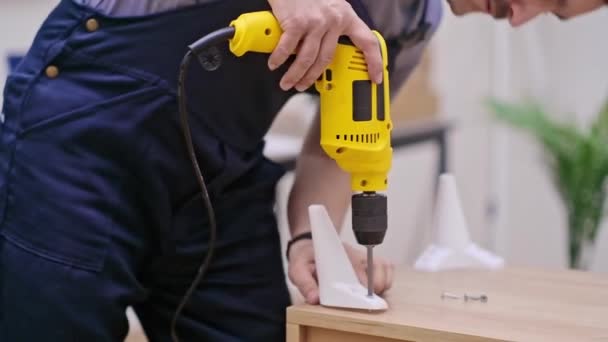 Möbelfertigung Und Lieferung Fokussiert Handwerker Uniform Befestigung Beine Auf Holzgestell — Stockvideo